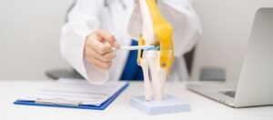 Doctor,With,Human,Knee,Joint,Anatomy,Model.,Osteoarthritis,,Patellofemoral,Pain ACL surgery