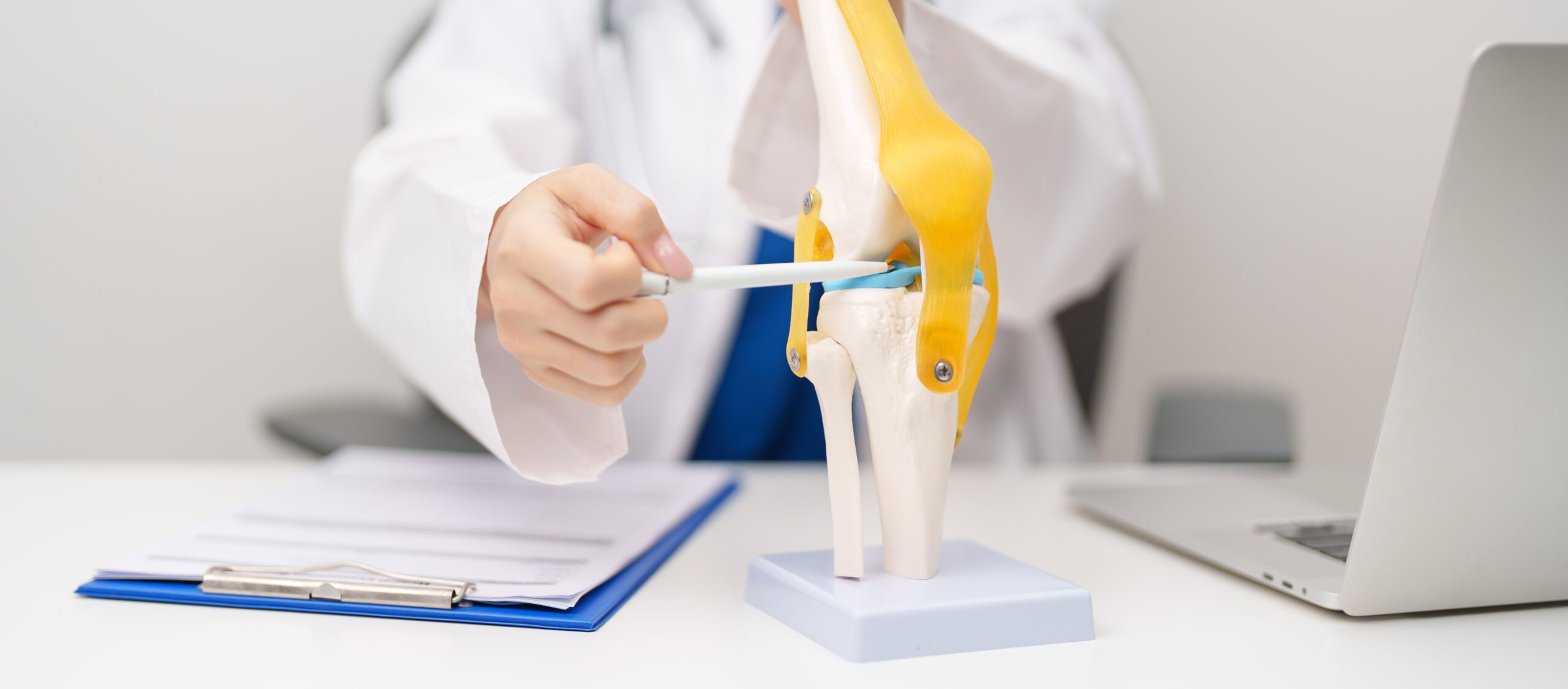 Doctor,With,Human,Knee,Joint,Anatomy,Model.,Osteoarthritis,,Patellofemoral,Pain ACL surgery